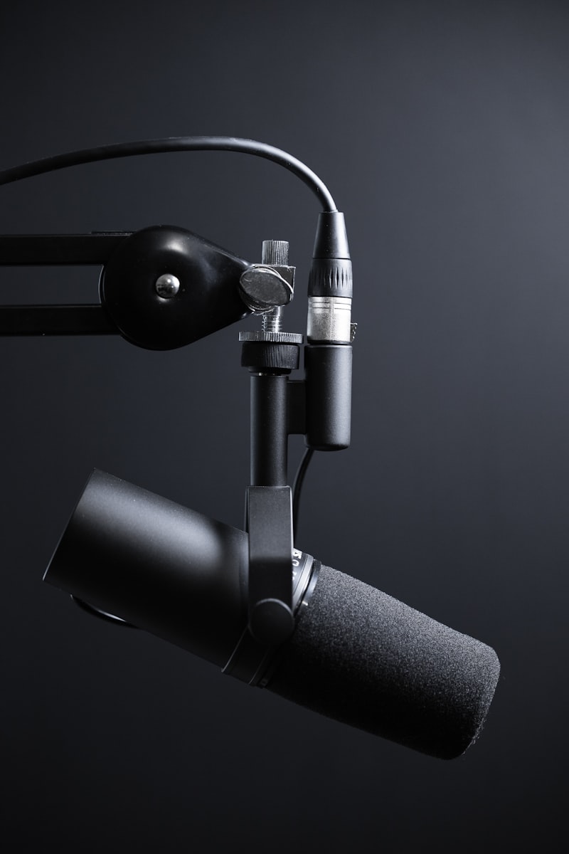 Micrófono de podcast en sala de grabación insonorizada